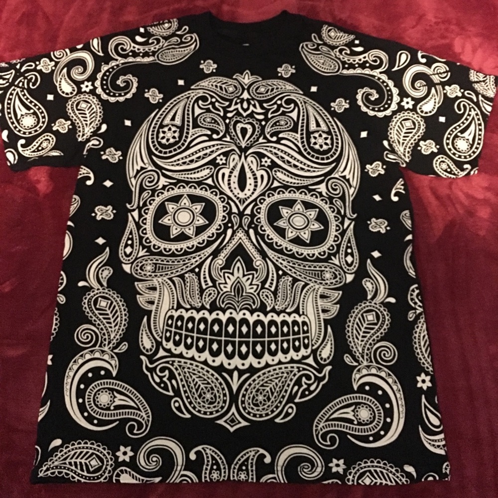 Skull tee size medium